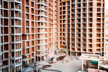 Yüksek bir binanın inşaatı. Şehir merkezinde inşaat alanı