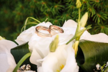 Alyanslar düğün buketinde.