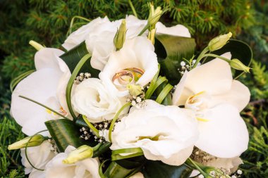 Alyanslar düğün buketinde.