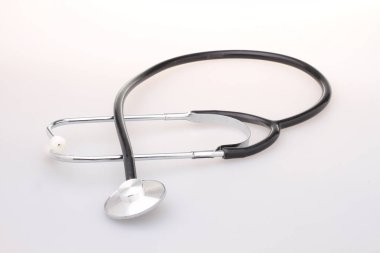 Beyaz bir arka planda telefon polisi. Yakın plan.