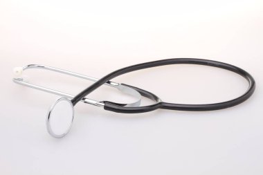 Beyaz bir arka planda telefon polisi. Yakın plan.