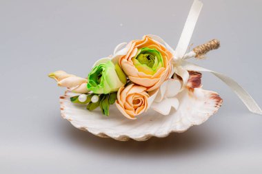 Beyaz arka planda çiçekli deniz kabukları. Yakın plan.