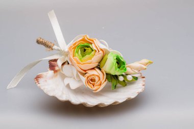 Beyaz arka planda çiçekli deniz kabukları. Yakın plan.