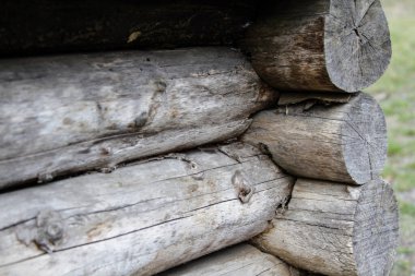 Kütüklerden bir duvar. Arkaplan.