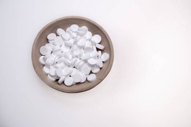 Kil tabakta beyaz tabletler