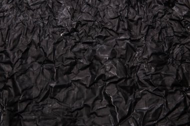 Siyah arka plan. Buruşuk bir doku. Yakın plan.