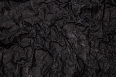 Siyah arka plan. Buruşuk bir doku. Yakın plan.