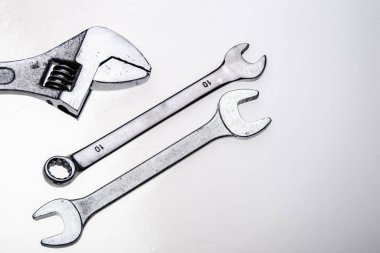 beyaz zemin üzerine İngiliz anahtarları