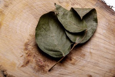 Tahtada kurumuş yapraklar.