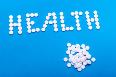 Mavi arkaplandaki yazıt hapları.