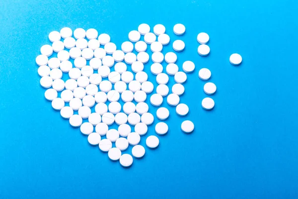 Coração Pílulas Fundo Azul — Fotografia de Stock