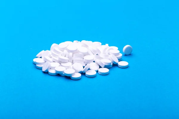 Mucchio Pillole Uno Sfondo Blu — Foto Stock