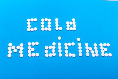 Mavi arka plandaki haplardan yapılan yazıt ilacı.