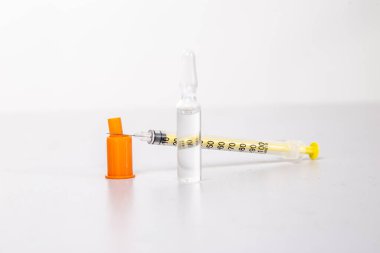 İnsülin şırıngası ve lamba.