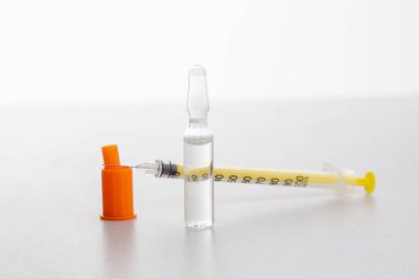 İnsülin şırıngası ve lamba.