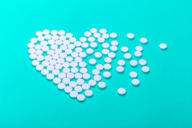 Yeşil arka planda hapların kalbi