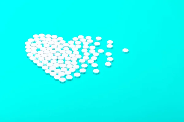 Cuore Pillole Uno Sfondo Verde — Foto Stock