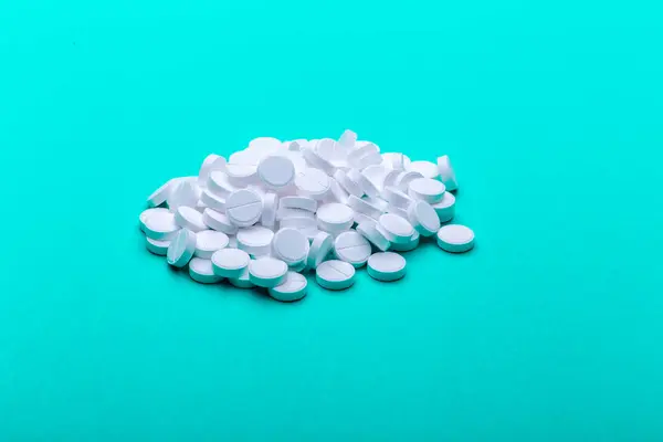 Een Stapel Pillen Een Groene Achtergrond — Stockfoto