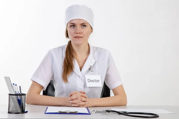 Arts Een Witte Jas Maakt Aantekeningen — Stockfoto