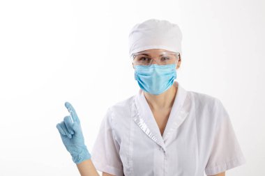 Beyaz önlüklü bir doktor ilaçlara bakar.