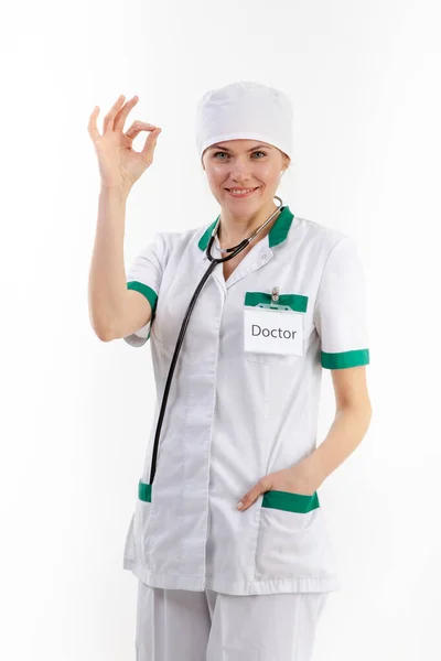 Dokter Een Wit Gewaad Met Een Stethoscoop Zijn Handen — Stockfoto