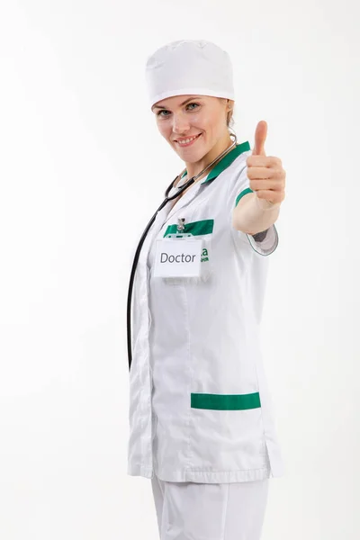 Dokter Een Wit Gewaad Met Een Stethoscoop Zijn Handen — Stockfoto