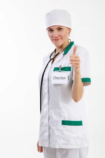 Dokter Een Wit Gewaad Met Een Stethoscoop Zijn Handen — Stockfoto