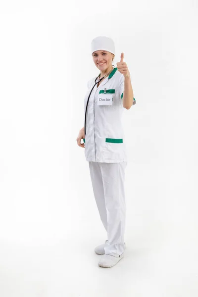 Elinde steteskop olan beyaz cüppeli bir doktor.
