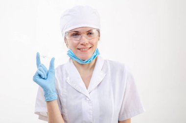 Beyaz önlüklü doktor elinde ilaçlı ampul tutuyor.