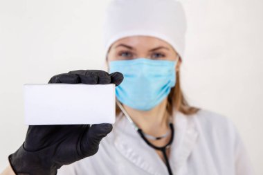 Beyaz önlüklü doktor bir kutu tutuyor.