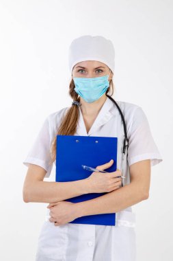 Doktor hastayı alır ve not alır.