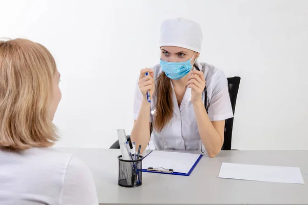 Médico Leva Paciente Toma Notas — Fotografia de Stock