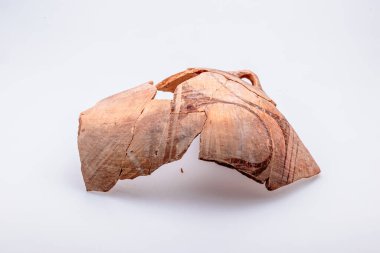 Arkeolojik kazılar. Antik kil sürahisinin kalıntıları. TripoliName