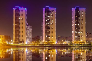 Gece şehri Kiev suya yansıyor