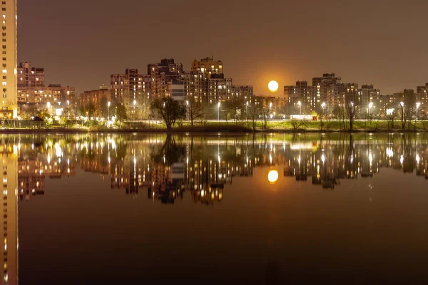 Gece şehri Kiev suya yansıyor