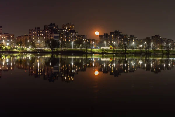 Città Notte Kiev Riflette Nell Acqua — Foto Stock