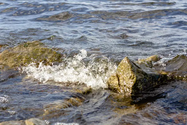 Skalisty Brzeg Rzeki Fale Wznoszą Się Skały — Zdjęcie stockowe