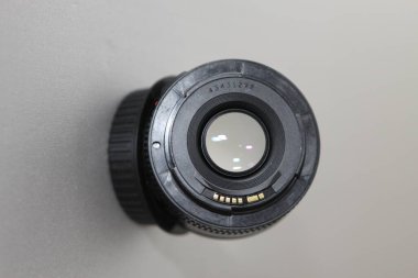 Gri arka planda lensler var. Süngü bağlantısı