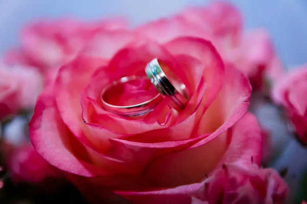 Anneaux Mariage Sur Fond Bouquet Roses — Photo
