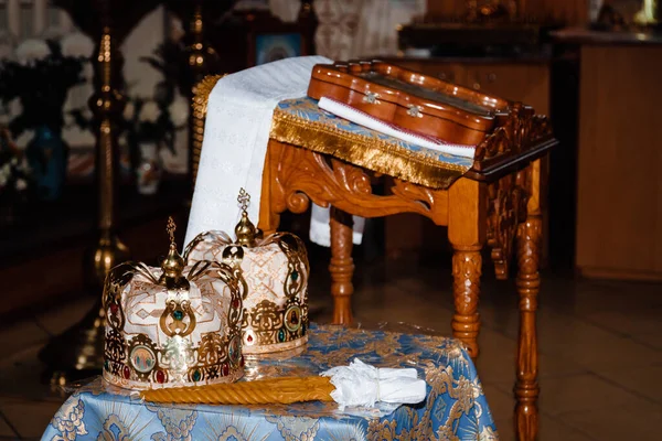 Crowns for the wedding in the temple