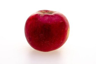 Beyaz arkaplanda kırmızı elma