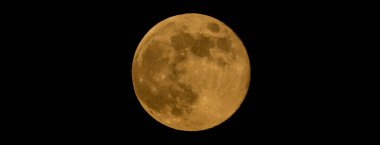 Dolunay gökyüzünde