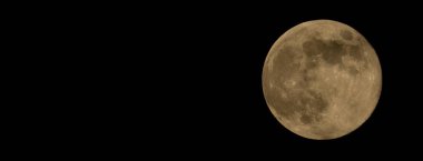 Dolunay gökyüzünde