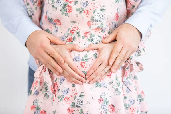 Pár položil své ruce na břicho těhotné ženy - Pohlaví — Stock fotografie