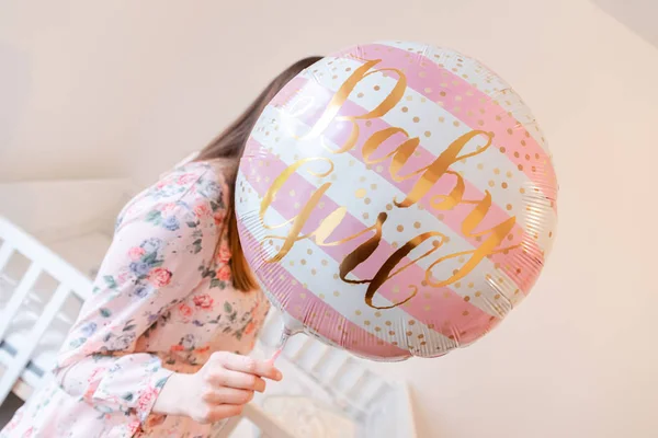 Young pregnant woman is holding pink balloons - Gender Reveal - — 스톡 사진