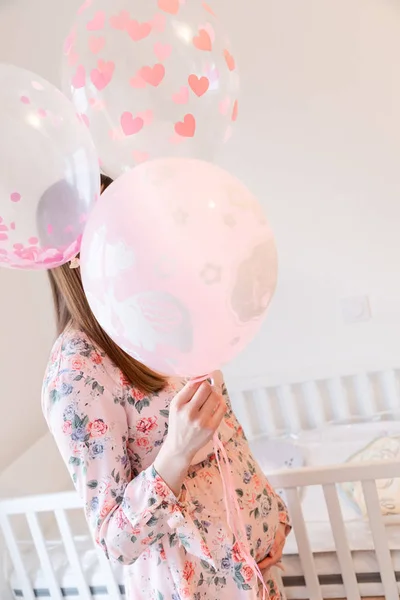 若い妊婦はピンクの風船を持っています- Gender Reveal - — ストック写真