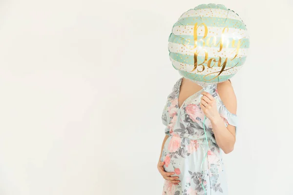 妊娠中の若い女性が青い風船を持っています- Gender Reveal - — ストック写真