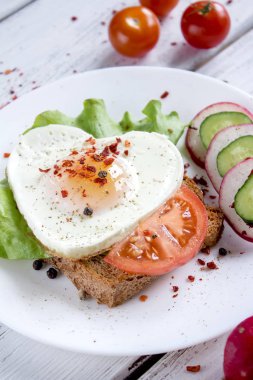 Yumurta ve sebze tost