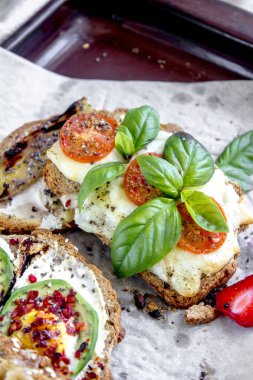 Fırında sebzeli peynirli tost 