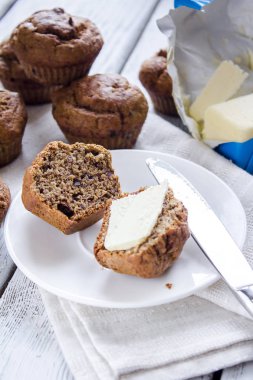 Muz muffins tereyağı ile
